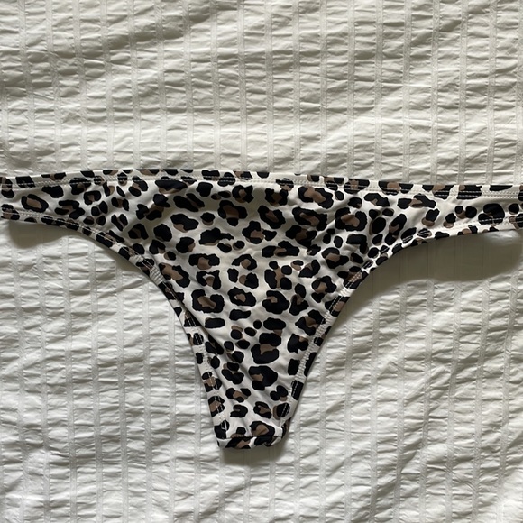 Leopard print two piece bikini - Picture 5 of 7
